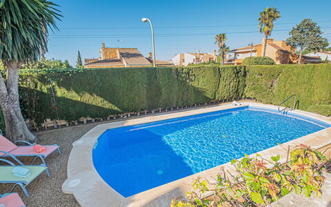 Dofins Bahia Azul: Acqua, Pianta, Cielo, Proprietà, Piscina, Costruzione, Azzurro, Albero, Shade, Rettangolo