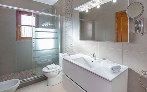 Dofins Bahia Azul: Specchio, Rubinetto, Lavello, Idraulico Fixture, Proprietà, Lavandino Del Bagno, Bianca, Bagno, Costruzione
