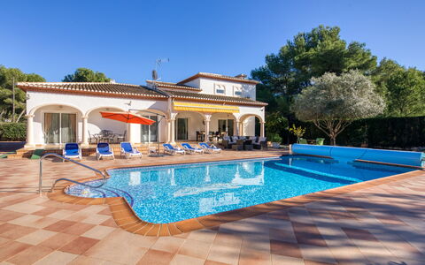 Villa Mamounia 2: Acqua, Cielo, Pianta, Piscina, Costruzione, Sedia, Albero, Rettangolo, Mobili Da Esterno, Casa