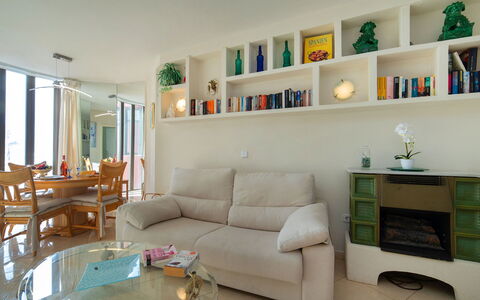 Oceanic: Mobilia, Divano, Tavolo, Libreria, Mensola, Cornice, Interior Design, Scaffalature, Divano Letto, Soggiorno