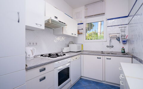 Salamanca: Cabinetry, Controsoffitto, Proprietà, Rubinetto, Lavello, Lavandino Della Cucina, Blu, Cucina Stufa, Cucina, Interior Design