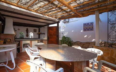 Salamanca: Mobilia, Tavolo, Proprietà, Costruzione, Legna, Interior Design, Architettura, Pavimento, Sedia, Casa