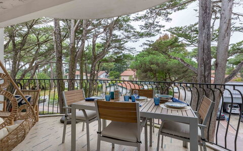 Hossegor 355: Tavolo, Mobilia, Proprietà, Sedia, Pianta, Vaso Di Fiori, Albero, Mobili Da Esterno, Shade, Cielo