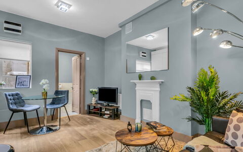 Cleveland Apartments: Mobilia, Interior Design, Pavimentazione, Pavimento, Parete, Legna, Soffitto, Casa, Camera, Soggiorno