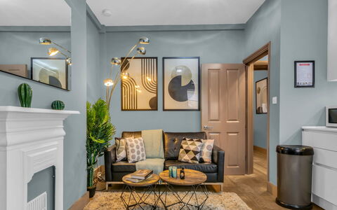 Cleveland Apartments: Mobilia, Interior Design, Pavimentazione, Pavimento, Parete, Camera, Legna, Soffitto, Lampada, Soggiorno
