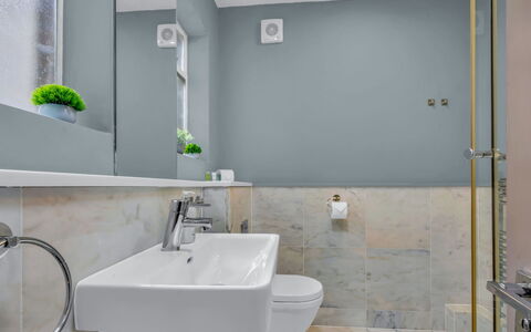Cleveland Apartments: Bagno, Idraulico Fixture, Parete, Pavimentazione, Interior Design, Lavello, Pavimento, Rubinetto, Gabinetto, Idraulico