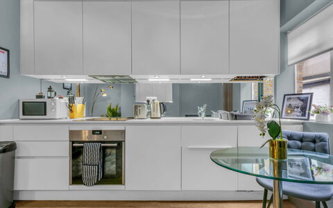 Cleveland Apartments: Elettrodomestico Da Cucina, Cucina, Controsoffitto, Mobilia, Cabinetry, Interior Design, Apparecchio Major, Pavimentazione, Lampada, Legna
