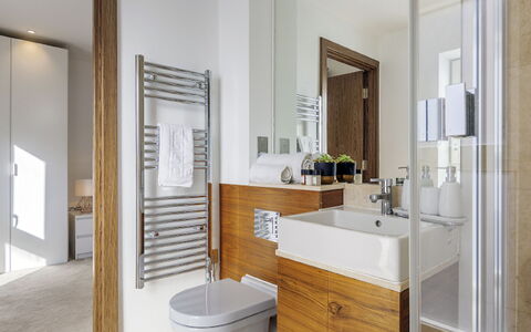 Shoreditch Square, Hoxton: Specchio, Rubinetto, Idraulico Fixture, Proprietà, Mobiletto Del Bagno, Lavello, Costruzione, Vasca Da Bagno, Bagno