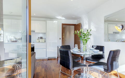 Shoreditch Square, Hoxton: Mobilia, Tavolo, Cabinetry, Sedia, Legna, Costruzione, Sala, Soggiorno, Pavimentazione, Cucina