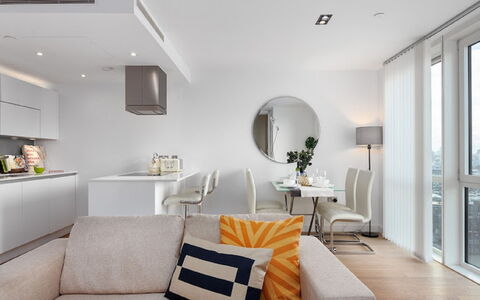 Avant-Garde, Shoreditch: Mobilia, Pianta, Divano, Cornice, Comfort, Tavolo, Soggiorno, Illuminazione, Interior Design, Architettura