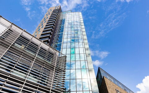 Avant-Garde, Shoreditch: Nube, Cielo, Grattacielo, Costruzione, Giorno, Blu, Azzurro, Albero, Palazzone, Torre