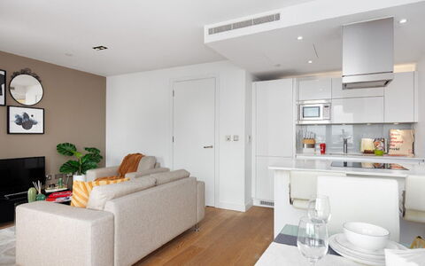 Avant-Garde, Shoreditch: Mobilia, Tavolo, Interior Design, Costruzione, Pianta Della Casa, Pavimentazione, Pavimento, Legna, Cabinetry