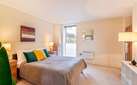Great Suffolk Street, Waterloo: Mobilia, Proprietà, Comfort, Cabinetry, Legna, Finestra, Shade, Interior Design, Lampada, Pavimento