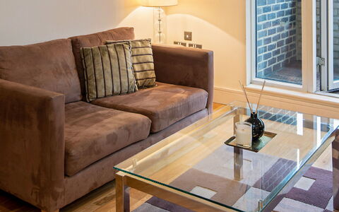Great Suffolk Street, Waterloo: Divano, Mobilia, Tavolo, Costruzione, Legna, Lampada, Comfort, Finestra, Soggiorno, Interior Design
