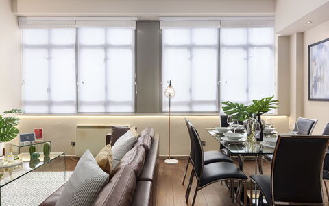 London City 303: Mobilia, Interior Design, Pavimentazione, Pavimento, Tavolo, Legna, Soffitto, Sedia, Camera, Divano