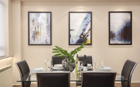 London City 303: Mobilia, Interior Design, Pavimentazione, Pavimento, Tavolo, Legna, Soffitto, Sedia, Camera, Divano