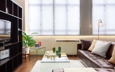 London City 303: Mobilia, Interior Design, Pavimentazione, Pavimento, Tavolo, Legna, Soffitto, Sedia, Camera, Divano