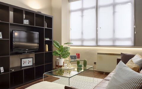 London City 303: Mobilia, Interior Design, Pavimentazione, Pavimento, Tavolo, Legna, Soffitto, Sedia, Camera, Divano