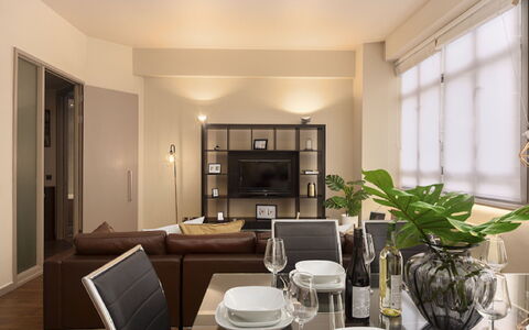 London City 303: Mobilia, Interior Design, Pavimentazione, Pavimento, Tavolo, Legna, Soffitto, Sedia, Camera, Divano