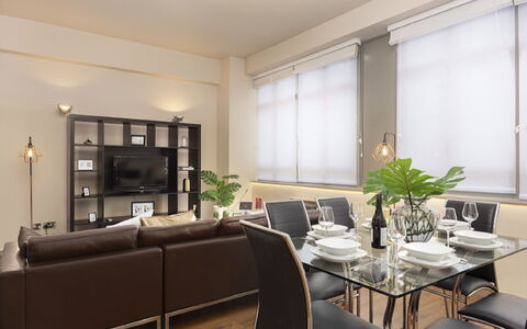 London City 303: Mobilia, Interior Design, Pavimentazione, Pavimento, Tavolo, Legna, Soffitto, Sedia, Camera, Divano