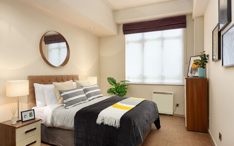 Lawrence House: Specchio, Mobilia, Proprietà, Costruzione, Pianta, Comfort, Legna, Letto, Interior Design, Finestra
