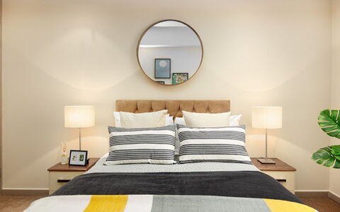 Lawrence House: Mobilia, Costruzione, Specchio, Proprietà, Verde, Comfort, Azzurro, Legna, Tessile, Telaio Del Letto