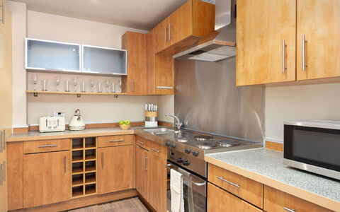 Lawrence House: Cabinetry, Controsoffitto, Proprietà, Mobilia, Lavello, Lavandino Della Cucina, Costruzione, Bianca, Cucina Stufa, Cucina
