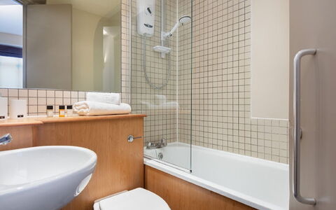 Lawrence House: Idraulico Fixture, Vasca Da Bagno, Soffione Doccia, Specchio, Proprietà, Rubinetto, Lavello, Bagno, Doccia, Lavandino Del Bagno