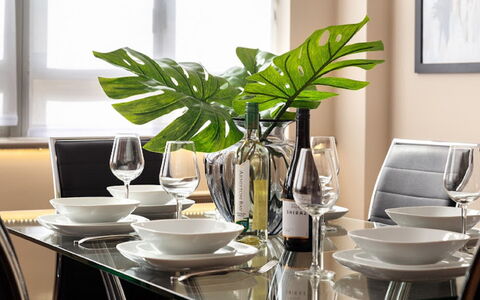 Lawrence House: Finestra, Proprietà, Mobilia, Tavolo, Pianta, Tavola, Dishware, Verde, Interior Design, Bicchieri