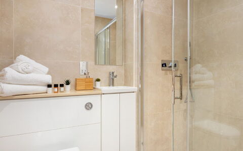 Chancery Lane, Central London: Rubinetto, Proprietà, Specchio, Idraulico Fixture, Costruzione, Bagno, Doccia Porta, Lavello, Porta
