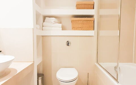 Discovery Dock: Proprietà, Idraulico Fixture, Lavandino Del Bagno, Bianca, Bagno, Nero, Lavello, Rubinetto, Interior Design, Viola
