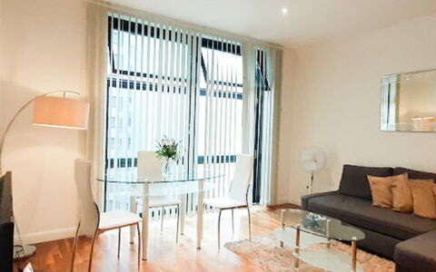 Discovery Dock: Mobilia, Costruzione, Tavolo, Pianta Della Casa, Divano, Cornice, Legna, Interior Design, Comfort, Pianta