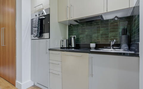 Indescon Studio: Elettrodomestico Da Cucina, Apparecchio Major, Pavimentazione, Interior Design, Cucina, Controsoffitto, Legna, Pavimento, Mobilia, Cabinetry