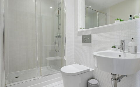 Indescon Studio: Bagno, Idraulico Fixture, Interior Design, Pavimentazione, Pavimento, Lavello, Lavandino Del Bagno, Gabinetto, Rubinetto, Idraulico