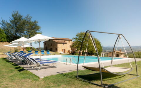 Villa Lugnano: Cielo, Acqua, Shade, Piscina, Mobili Da Esterno, Albero, Tempo Libero, Lettino, Pianta, Immobiliare