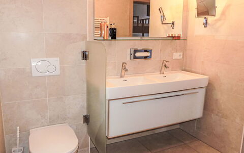 Kaprun 160: Bagno, Idraulico Fixture, Pavimentazione, Lavandino Del Bagno, Interior Design, Pavimento, Lavello, Rubinetto, Specchio, Idraulico