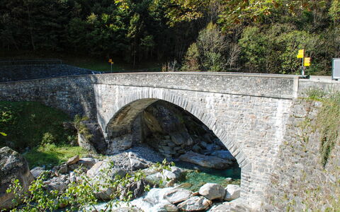 Signorile: Pianta, Risorse Idriche, Acqua, Paesaggio Naturale, Alveo, Banca, Riparia, Roccia Di Fondo, Formazione