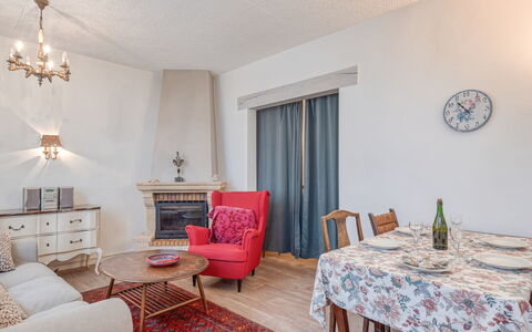 Maison Rose: Mobilia, Proprietà, Cornice, Tavolo, Costruzione, Interior Design, Legna, Decorazione, Sedia, Pavimentazione