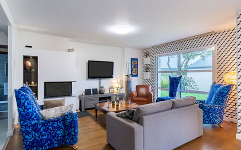 Le Clos Velin: Mobilia, Tavolo, Blu, Costruzione, Divano, Sedia, Legna, Comfort, Interior Design