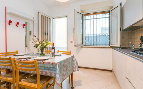 Lignano Sabbiadoro 655: Tavolo, Proprietà, Costruzione, Cielo, Finestra, Legna, Interior Design, Nube, Illuminazione, Mobili Da Esterno