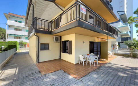 Lignano Sabbiadoro 657: Pianta, Costruzione, Cielo, Finestra, Interior Design, Albero, Zona Residenziale, Tempo Libero, Urban Design, Villetta