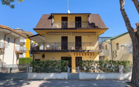Lignano Sabbiadoro 657: Arbusto, Zona Residenziale, Portico, Giardino, Balcone, Shade, Mobili Da Esterno, Cortile, Sedia, Landscaping