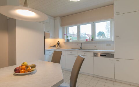 Villa Kievit with Sauna and Parking: Tavolo, Cabinetry, Mobilia, Tavola, Cibo, Finestra, Costruzione, Controsoffitto, Legna, Illuminazione