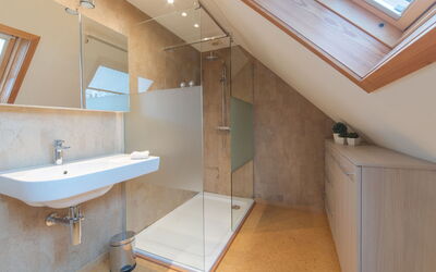 Villa Kievit with Sauna and Parking