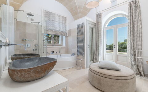 Villa Bellavista: Specchio, Idraulico Fixture, Mobilia, Proprietà, Vasca Da Bagno, Rubinetto, Costruzione, Comfort, Bagno, Interior Design