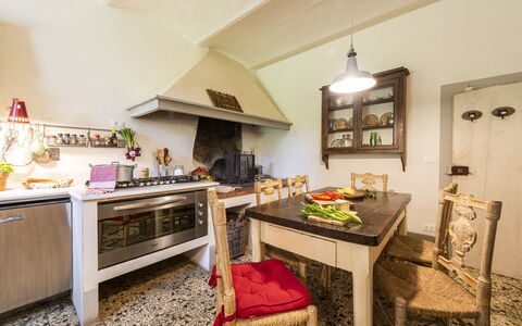 Villa Vigliano: Cibo, Tavolo, Controsoffitto, Mobilia, Cabinetry, Proprietà, Cucina, Elettrodomestico Da Cucina, Costruzione, Legna