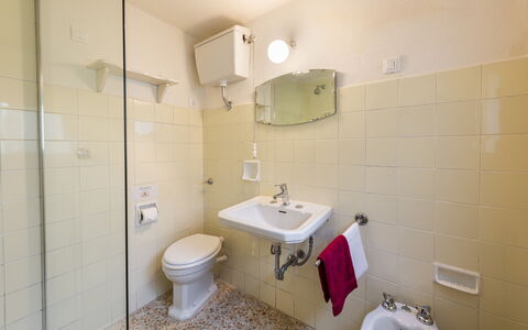 Villa Vigliano: Specchio, Lavello, Idraulico Fixture, Rubinetto, Proprietà, Lavandino Del Bagno, Toilet Seat, Costruzione, Viola, Bagno