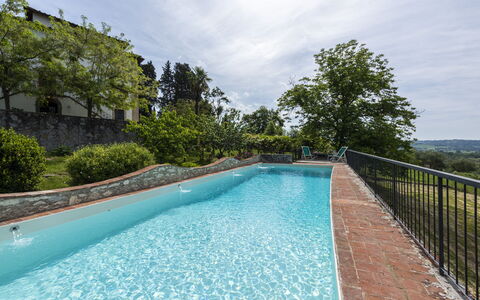 Villa Vigliano: Acqua, Pianta, Cielo, Nube, Risorse Idriche, Proprietà, Botanica, Piscina, Azzurro, Albero