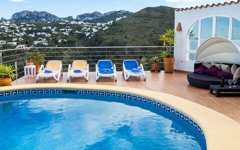 Villa Charly: Acqua, Nube, Pianta, Cielo, Mobilia, Costruzione, Piscina, Azzurro, Blu, Mobili Da Esterno