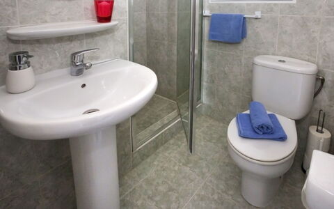 Villa Charly: Lavello, Rubinetto, Idraulico Fixture, Lavandino Del Bagno, Proprietà, Verde, Viola, Bagno, Blu, Nero
